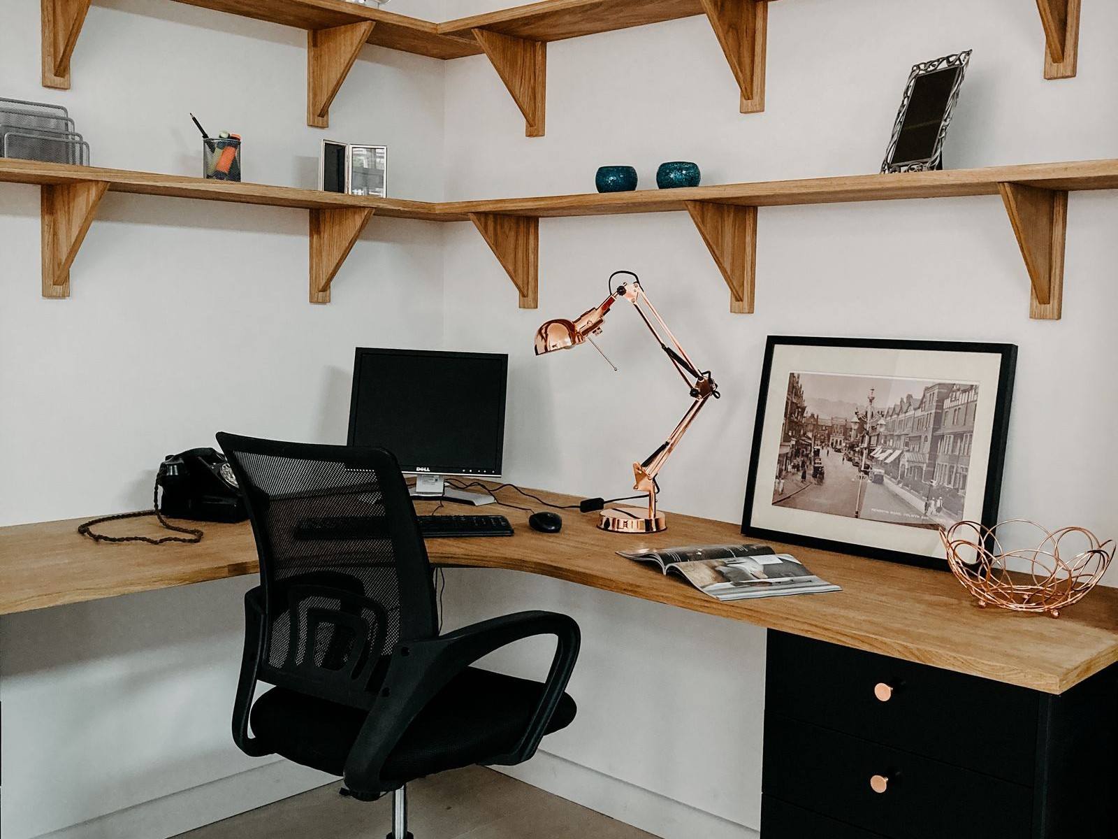 Bureau d'angle en bois aménagé