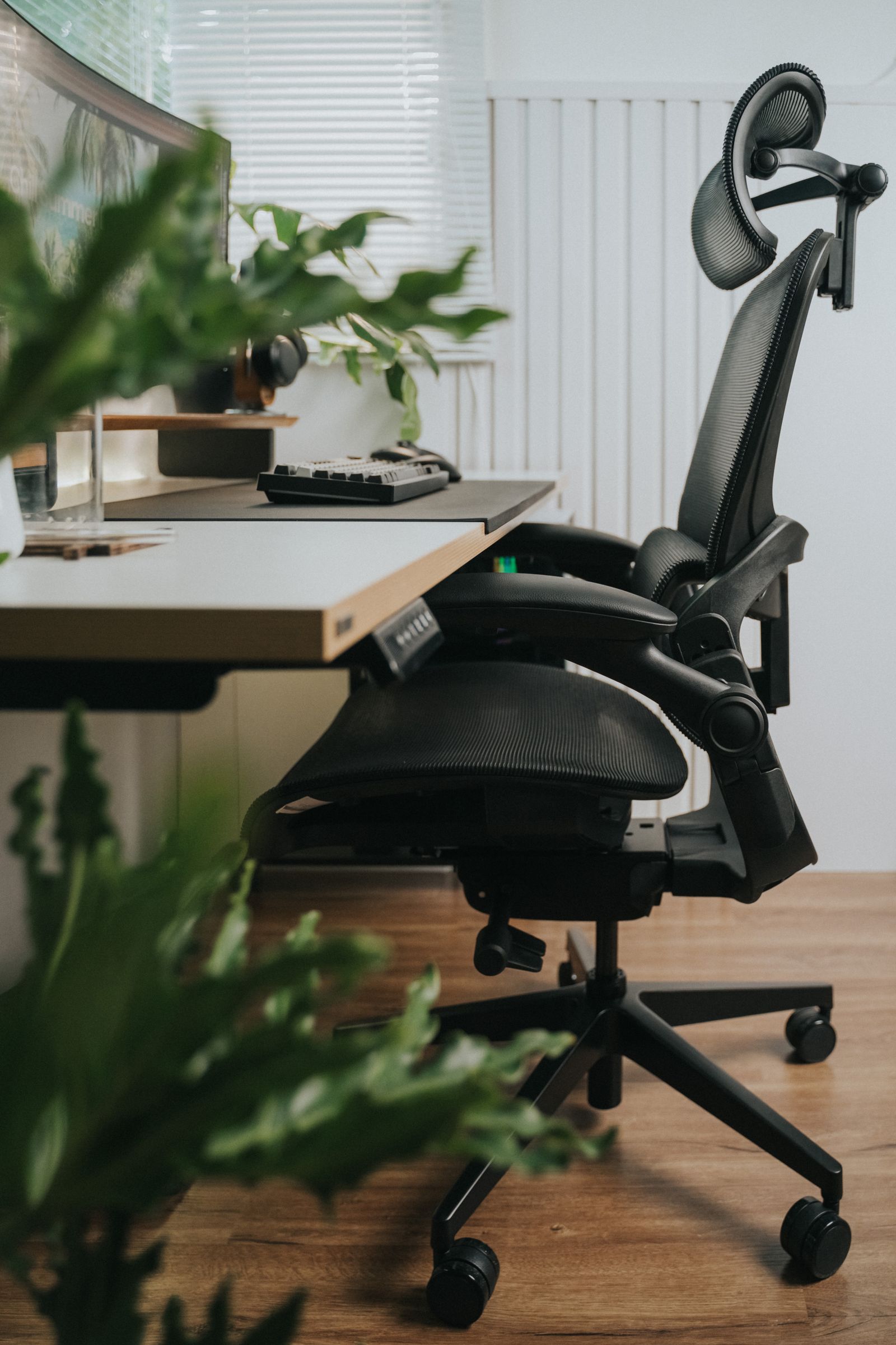 Chaise ergonomique premium vue de profil, mecanisme et accoudoirs 4D visibles