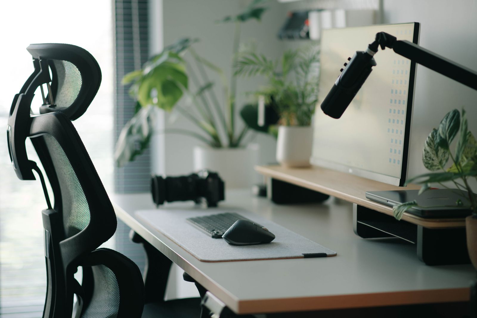 Detail du dossier maille et de l'appui-tête d'une chaise ergonomique premium