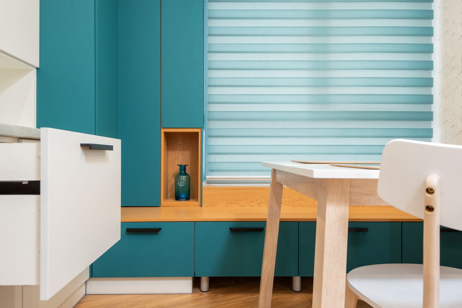 Petit bureau d'angle avec caisson a tiroirs colore