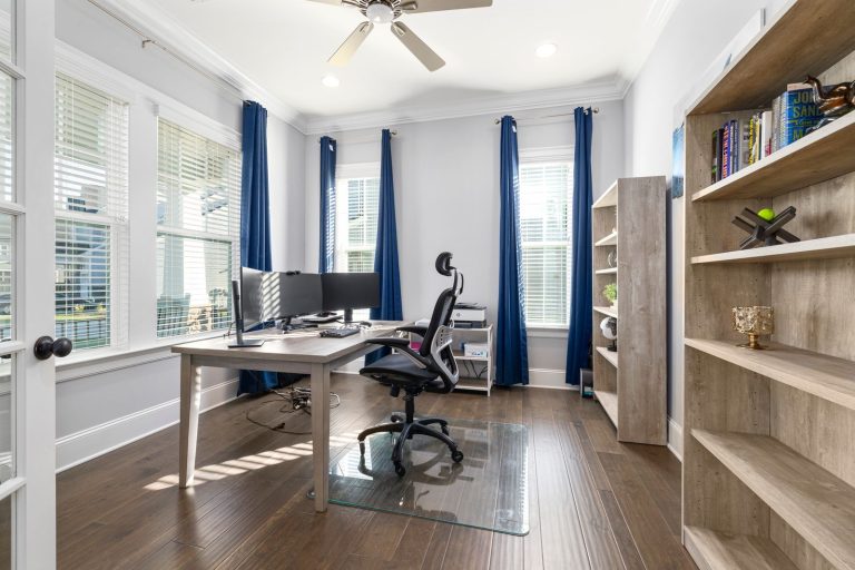 Bureau en L amenage avec bibliotheque et rangement mural