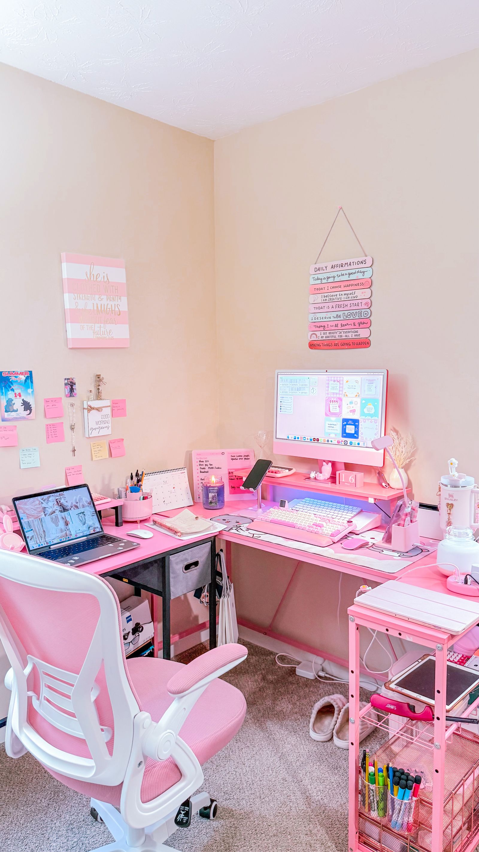 Bureau en L installé dans le coin d’une chambre, deux plans de travail en angle