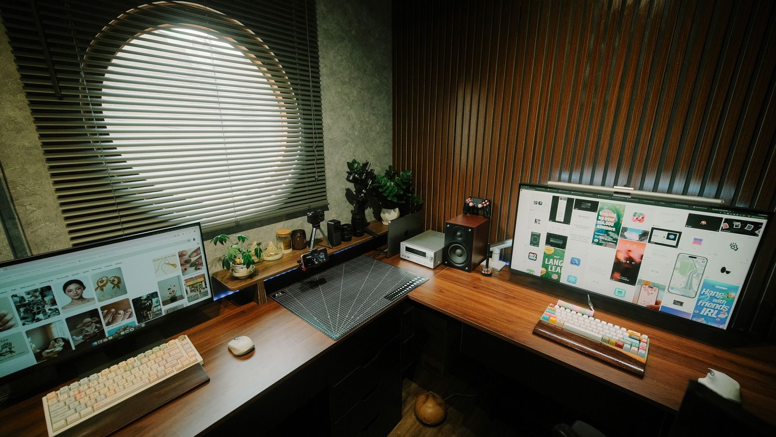 Bureau en angle en bois avec double écran, ambiance chaleureuse