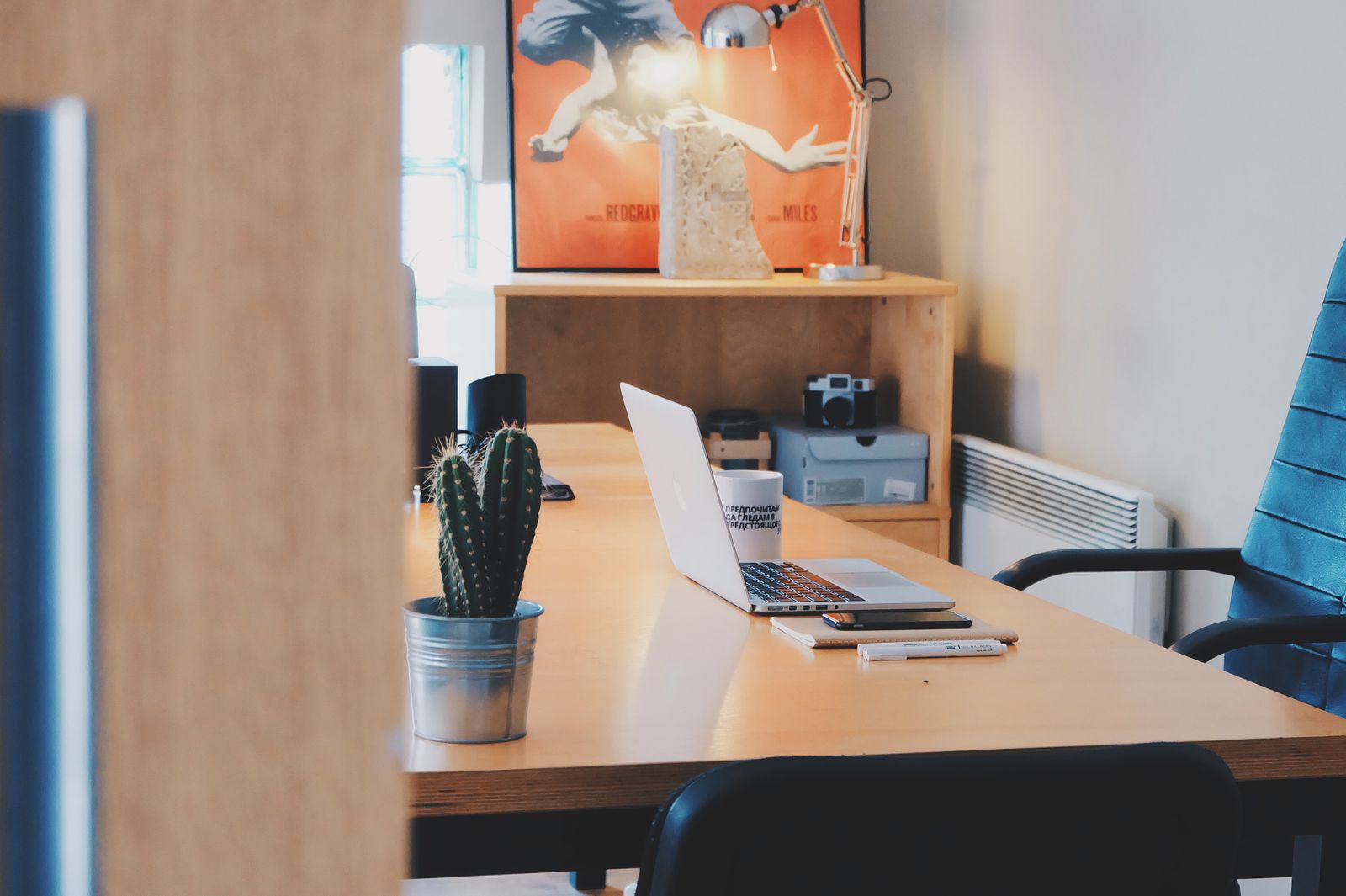 Poste de travail en bois clair avec ordinateur portable et rangements