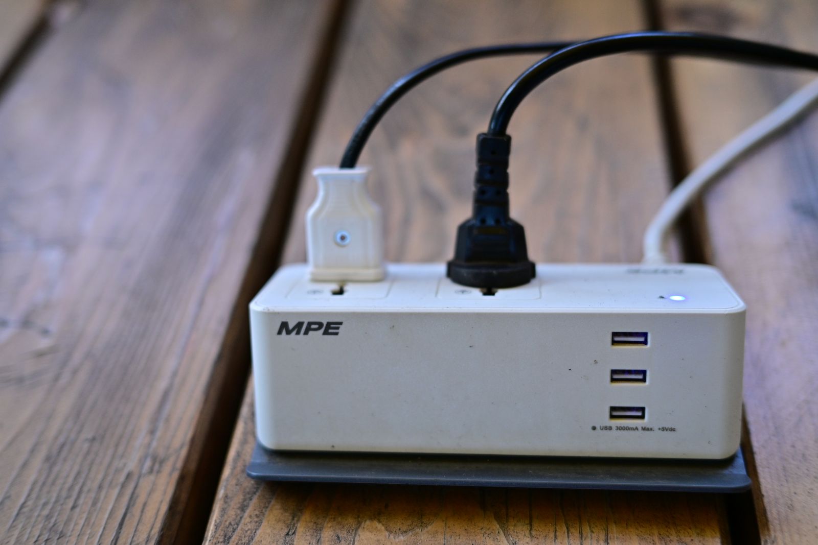 Multiprise avec ports USB integres, cables branches