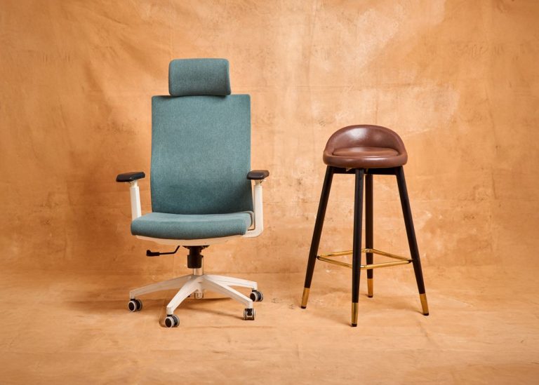 Chaise de bureau ergonomique avec appui-tête et accoudoirs réglables, photo studio
