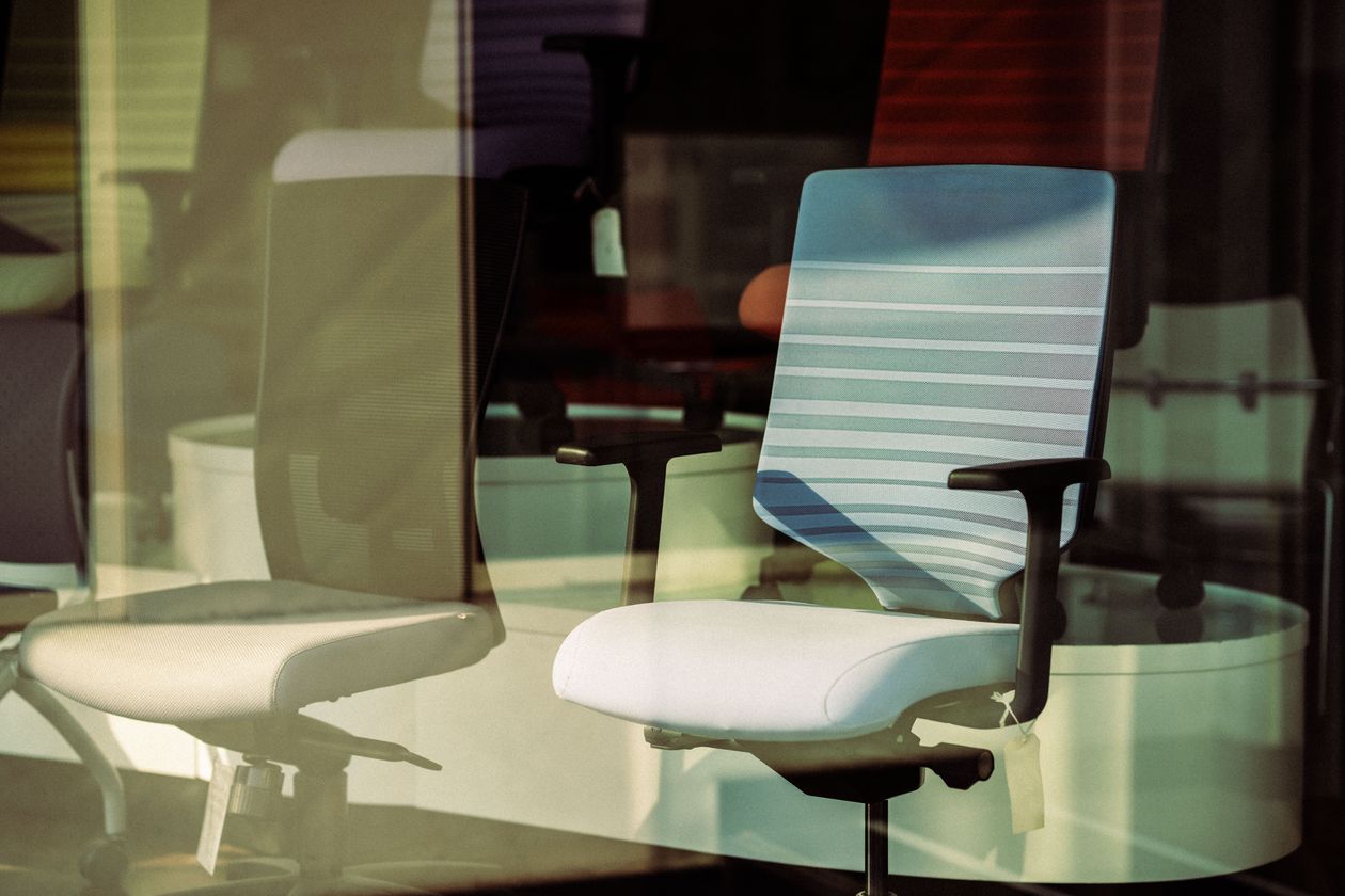 Deux chaises de bureau ergonomiques à dossier maille exposées en showroom