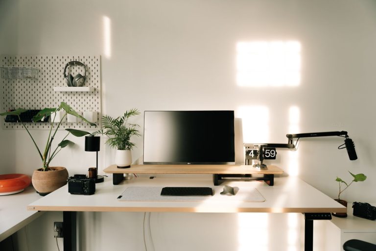 Bureau reglable minimaliste et epure avec un seul cable visible