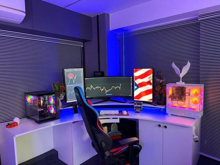 Bureau gamer d'angle blanc formant un vrai coin, deux tours RGB et plusieurs écrans