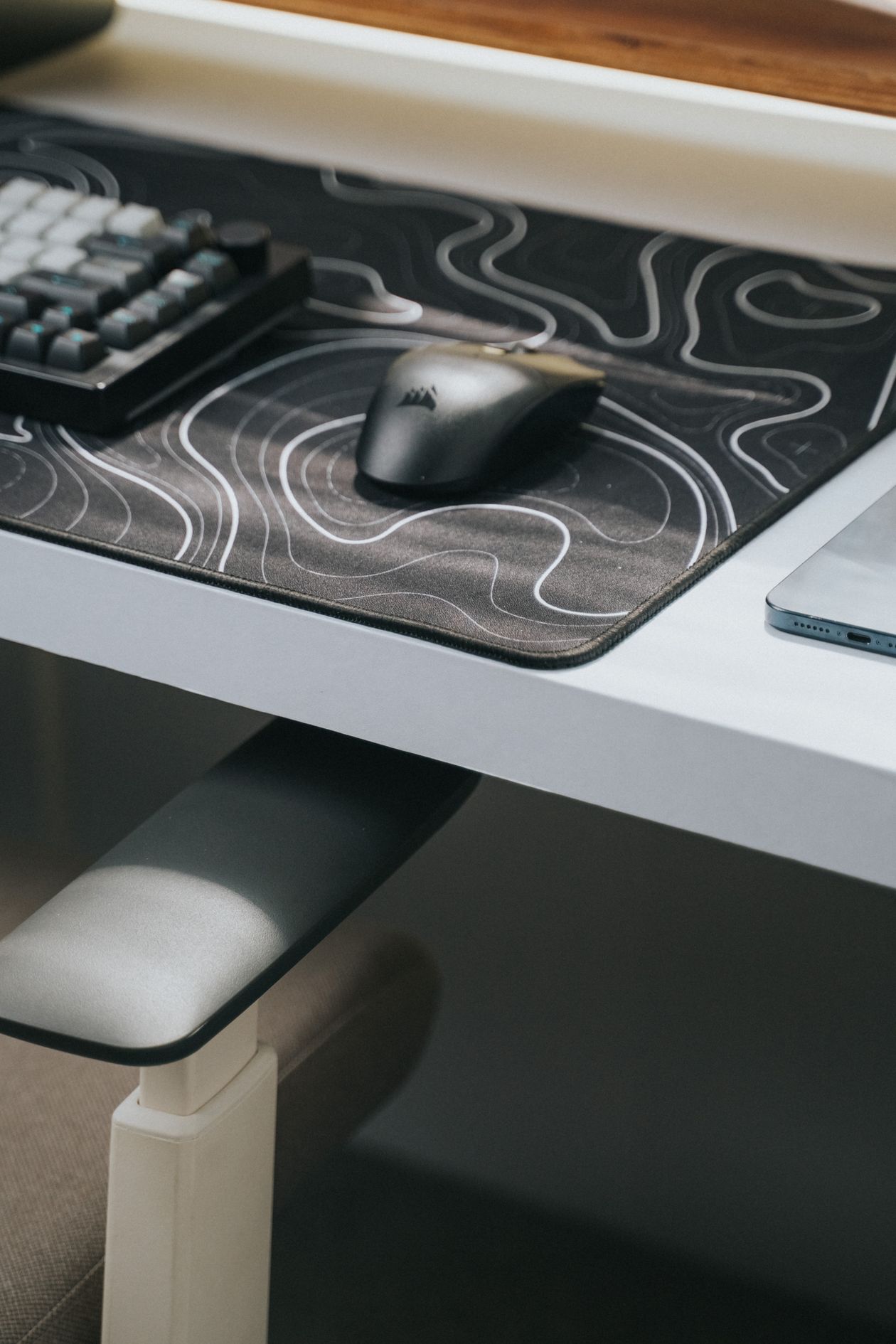 Bureau avec clavier mécanique et souris posés sur un tapis de souris
