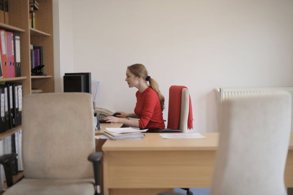 Bureau d'angle décor hêtre avec un retour perpendiculaire, étagères à dossiers à côté