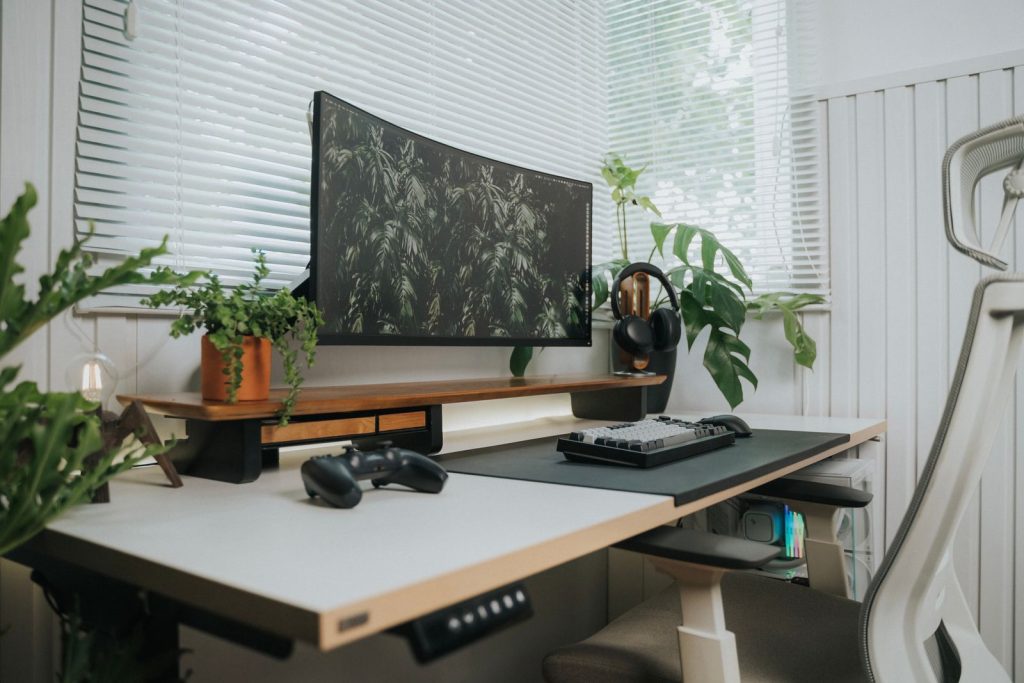 Bureau d'angle réglable en hauteur avec écran incurvé, clavier et manette de jeu