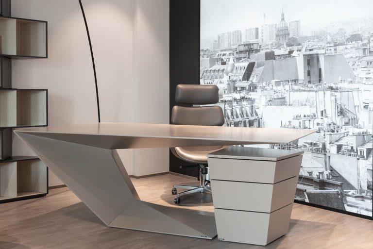 Bureau de direction au plateau design avec caisson, fauteuil en cuir et étagères murales