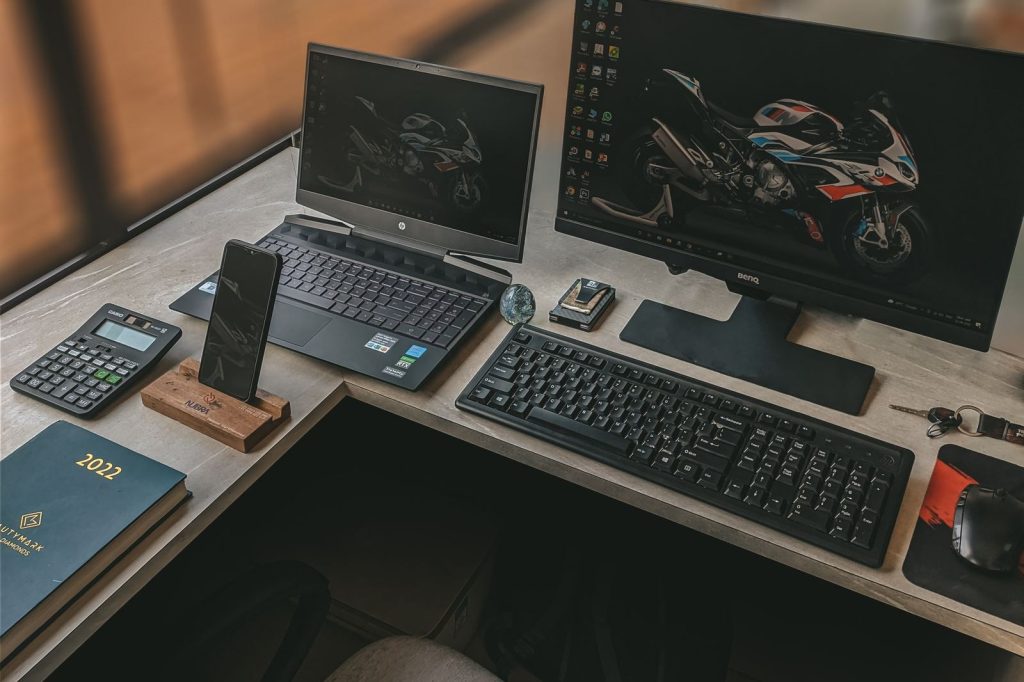 Bureau en L vu de dessus, avec deux écrans, un clavier et une souris dans l'angle