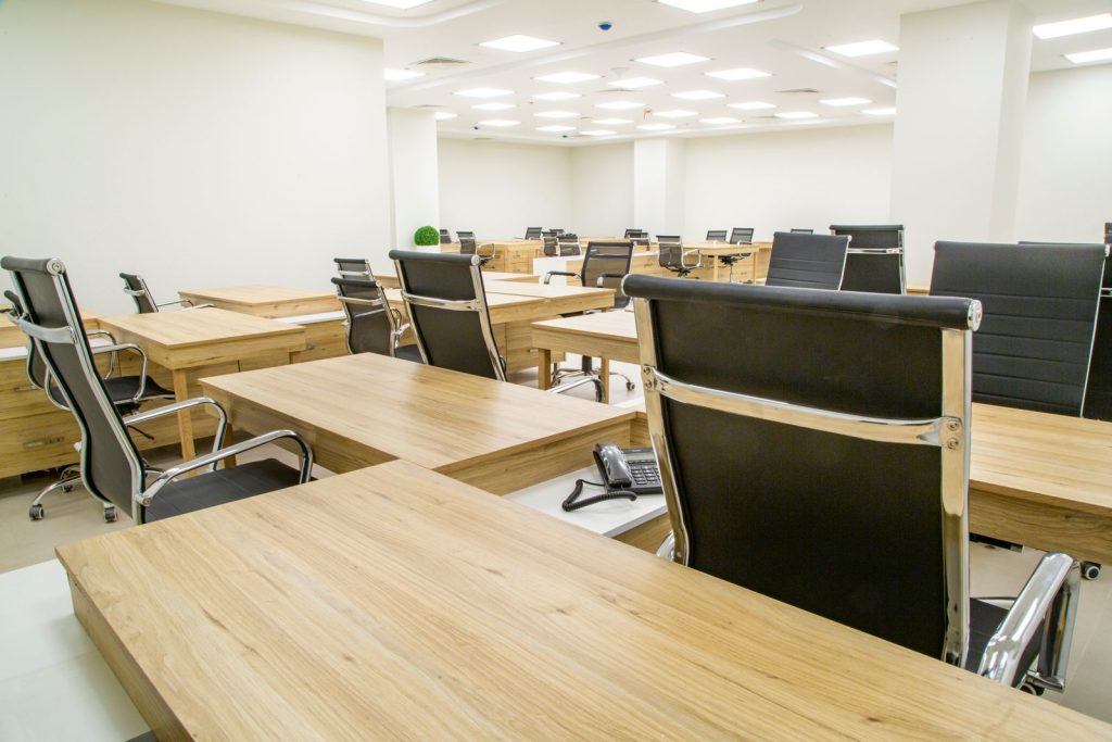 Bureaux d'angle à plateau décor chêne avec retour perpendiculaire