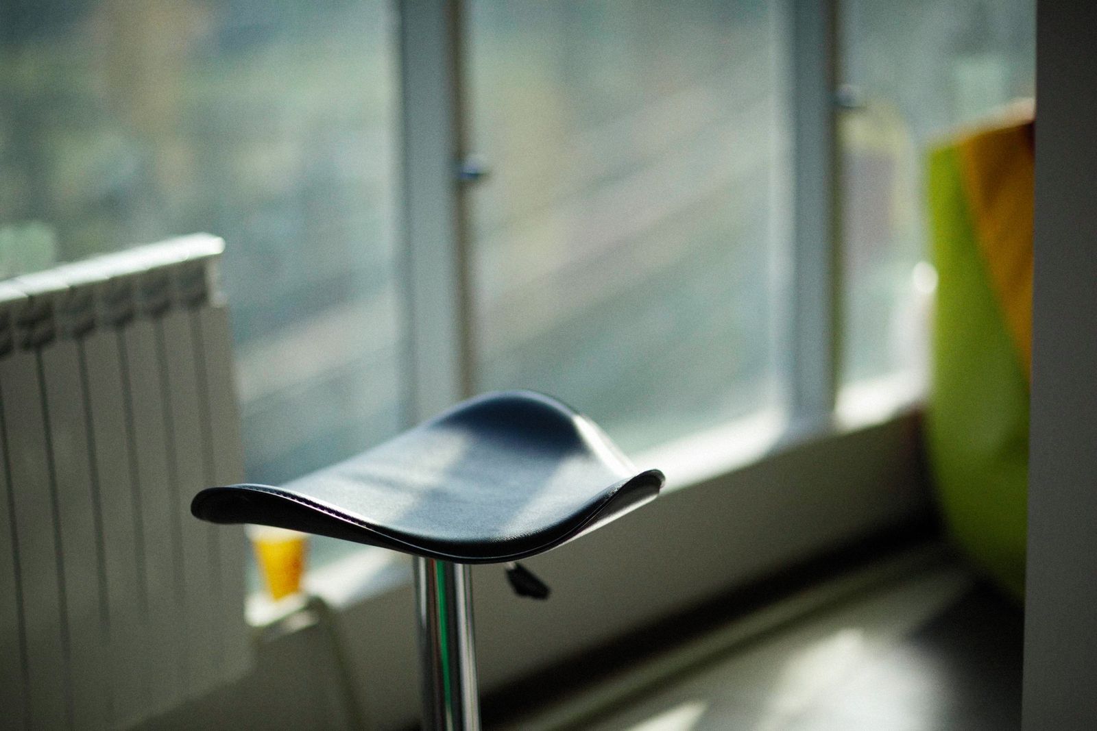 Tabouret ergonomique : cinq assises actives pour le bureau debout, de 100 à 250 euros